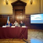 Mesa de inauguración con tres ponentes